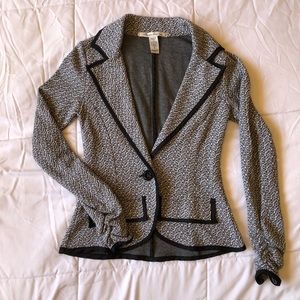 Fitted black and white comfortable blazer business